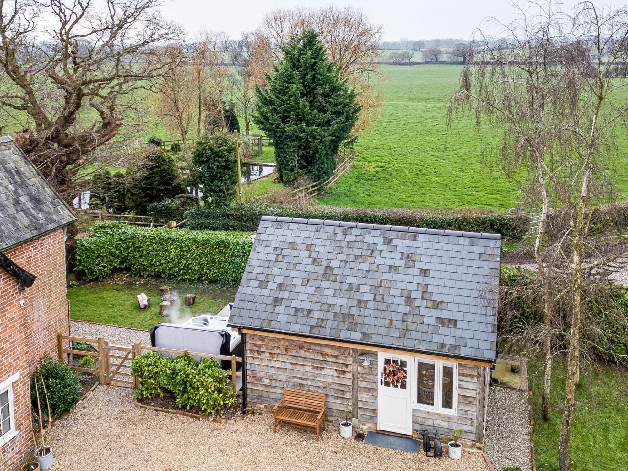Oak Tree Hideaway Villa Whitchurch  Exterior photo