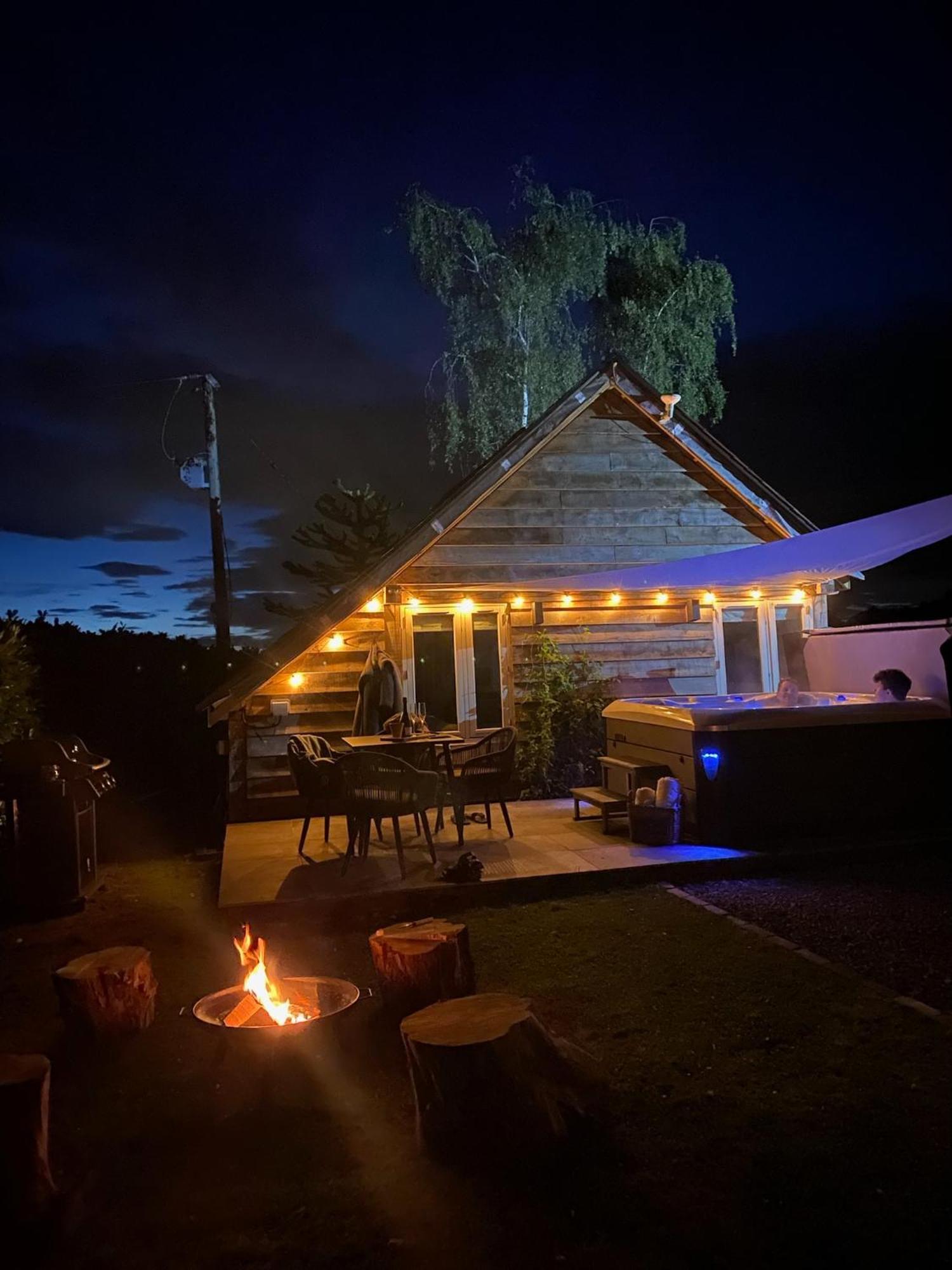 Oak Tree Hideaway Villa Whitchurch  Exterior photo